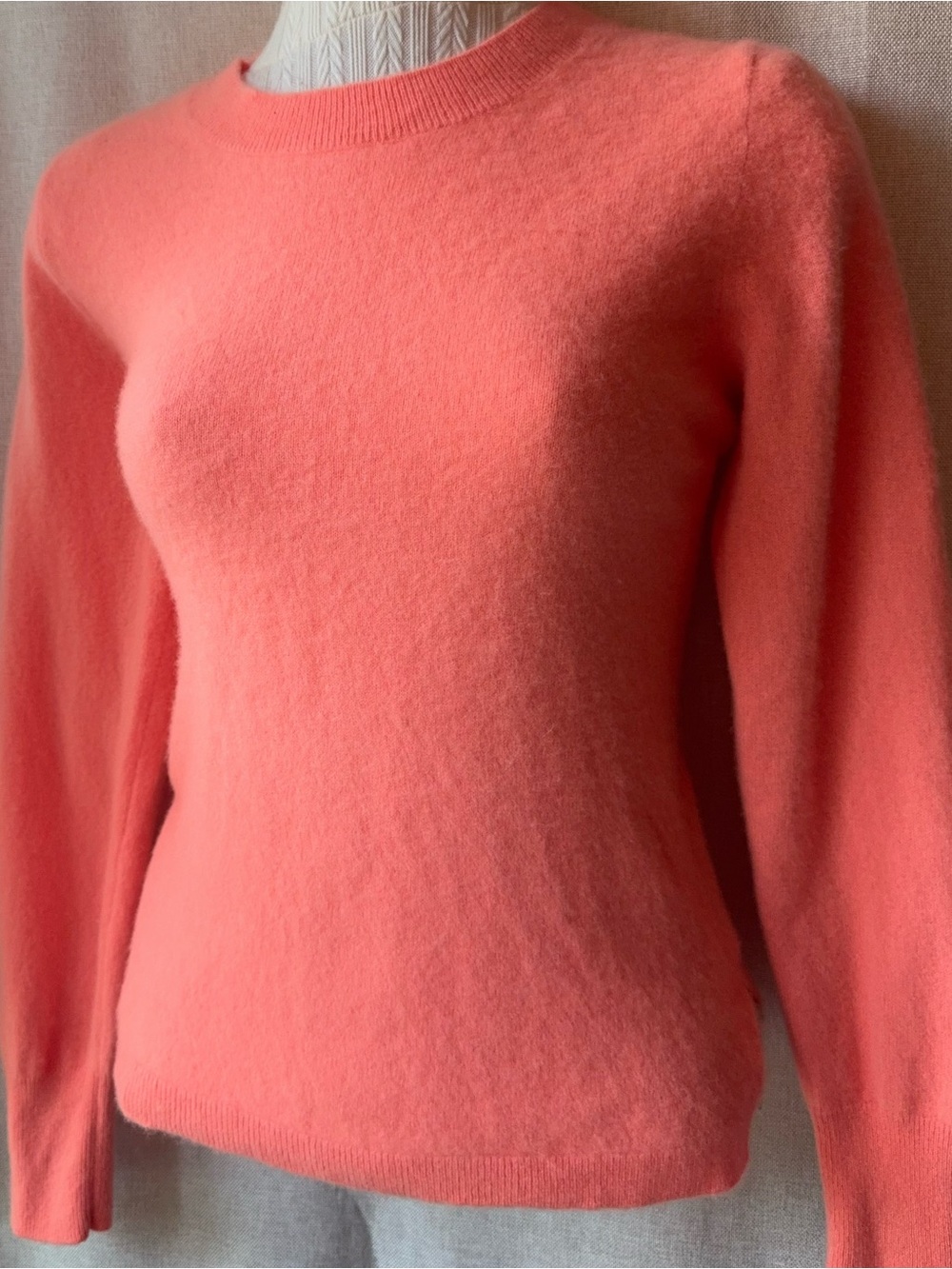 🌴🍊 Orange Push-Up Dreams ☀️🧡
J.Crew 100% Cashmere Coral Sherbet Crewneck Sweater